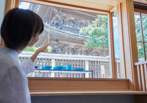 店内より見上げる八坂の塔